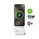 Base de carga inalámbrica universal 3 en 1 de Mophie con Qi2 en color blanco