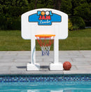 Partido de voleibol y baloncesto en el interior de Swimline Pool Jam